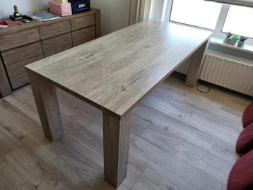 Mooie houten eettafel 190x90 beschikbaar voor biedingen