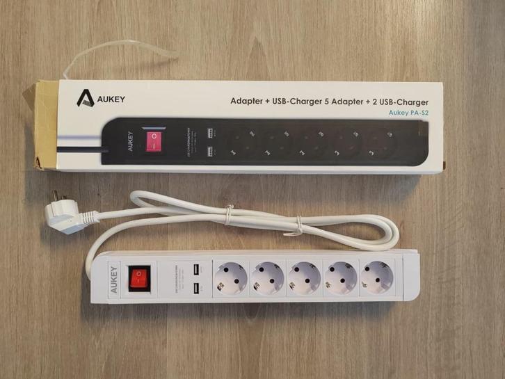 AUKEY PA-S2 5-voudige stekkerdoos met USB-oplaadfunctie, Doe-het-zelf en Verbouw, Elektra en Kabels, Zo goed als nieuw, Stopcontact