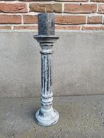 Houten stonewashed pilaarkandelaar met kaars., Antiek en Kunst, Antiek | Kandelaars, Ophalen of Verzenden, Overige materialen