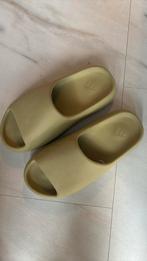 Yeezy slides resin maat 43, Kleding | Heren, Schoenen, Slippers, Overige kleuren, Ophalen of Verzenden, Zo goed als nieuw