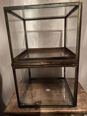 Glazen Vitrinekast met Metalen Frame beschikbaar voor biedingen