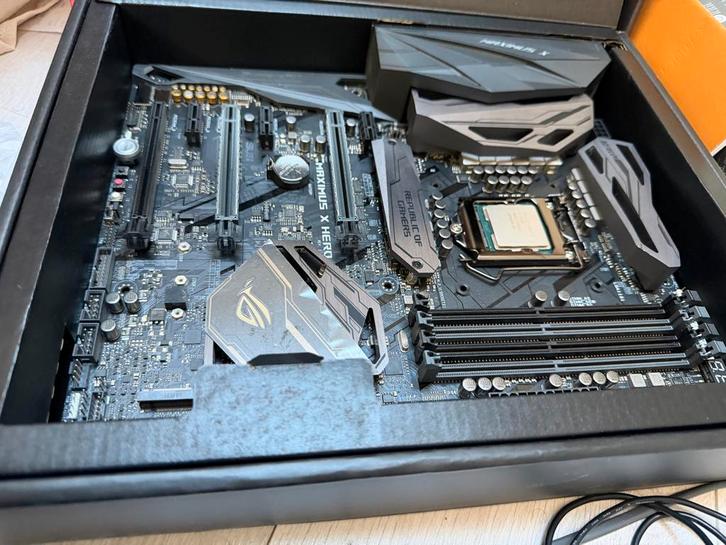 Asus Maximus Hero X + i9-9700k - Zo goed als nieuw!, Computers en Software, Moederborden, Zo goed als nieuw, Intel, DDR4, Ophalen of Verzenden