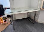 Ikea Vika Gruvan bureau met glazen blad - 2 stuks!, Huis en Inrichting, Bureaus, Ophalen, Zo goed als nieuw