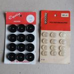 VINTAGE KNOPEN OP KAARTJES EGALITE EN LADAC, Ophalen of Verzenden, Nieuw, Knoop of Knopen