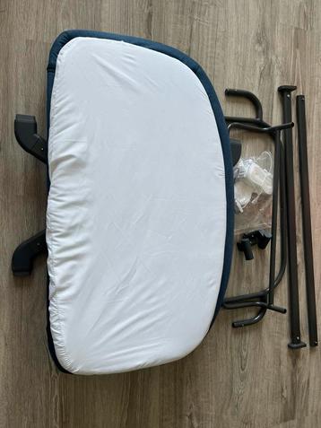 Kinderkraft co-sleeper wieg met lakentjes beschikbaar voor biedingen