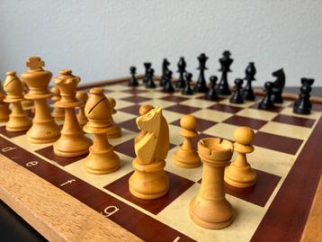 Schaakbord en Staunton schaakstukken beschikbaar voor biedingen
