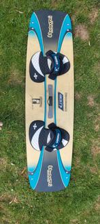 Brunotti Horizon Kiteboard 130 x 36,6 cm + Bindingen – Tops, Watersport en Boten, Kitesurfen, Twintip, Ophalen of Verzenden, Zo goed als nieuw