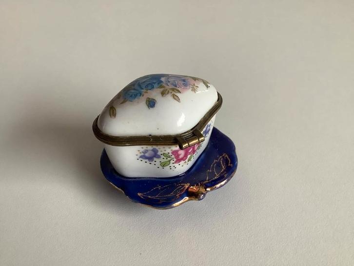 Leuk oud pillendoosje uit porselein op schaaltje, Antiek en Kunst, Antiek | Porselein, Ophalen of Verzenden
