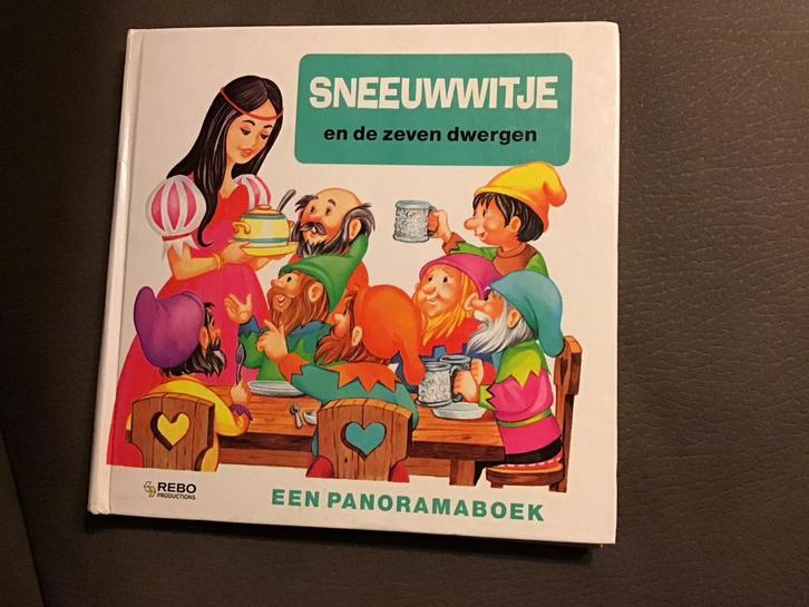 Sneeuwwitje Uitklapboek - Een Panoramaavontuur!, Boeken, Sprookjes en Fabels, Zo goed als nieuw, Ophalen of Verzenden