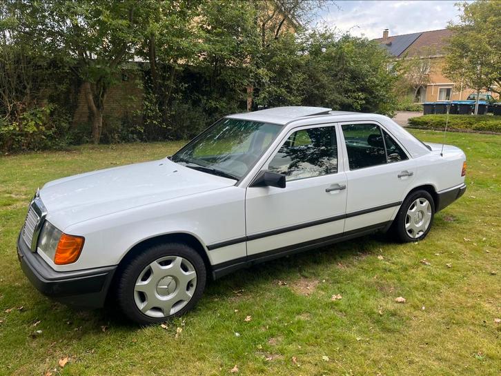 Mercedes-Benz 200-Serie 2.3 230 E AUT K6 1986 Wit, Auto's, Mercedes-Benz, Particulier, 200-Serie, Benzine, Sedan, Automaat, Geïmporteerd