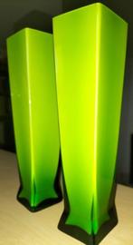 2 vintage vaasjes kleur appelgroen zo goed als nieuw 1 prijs, Ophalen