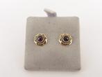 Gouden oorknopjes met granaat                            G51