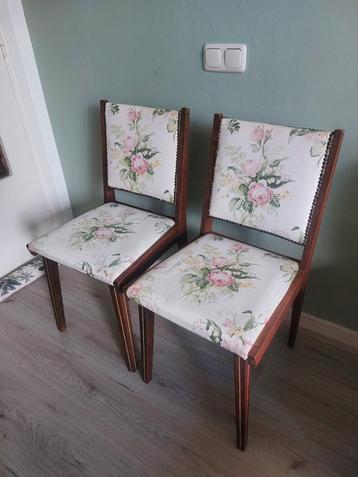 Twee antieke stoelen met bloemenpatroon beschikbaar voor biedingen