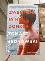 Zwemmen in het donker - Tomasz Jedrowski, Boeken, Ophalen of Verzenden, Zo goed als nieuw, Nederland