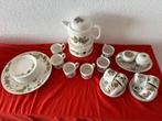 Compleet Servies met Bessenmotief, Huis en Inrichting, Keuken | Servies, Ophalen, Zo goed als nieuw, Overige stijlen, Aardewerk