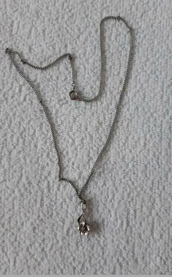 Zilverkleurige ketting met rozenhanger, Sieraden, Tassen en Uiterlijk, Kettingen, Overige materialen, Zilver, Met hanger, Ophalen of Verzenden