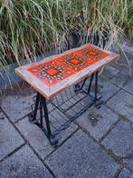 Vintage lectuur bijzettafel met retro oranje tegels, Huis en Inrichting, Woonaccessoires | Krantenbakken en Lectuurbakken, Ophalen