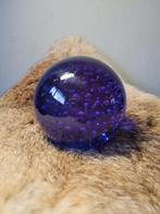 Paarse glazen presse papier - diameter 9 cm, Ophalen, Gebruikt