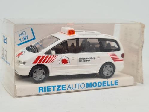 Volkswagen VW Sharan ambulance - Rietze 1:87, Hobby en Vrije tijd, Modelauto's | 1:87, Zo goed als nieuw, Auto, Rietze, Verzenden