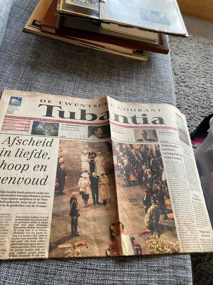 Krantenartikel Bijzetting Koningin Juliana, 2004, Verzamelen, Tijdschriften, Kranten en Knipsels, Krant, Nederland, 1980 tot heden