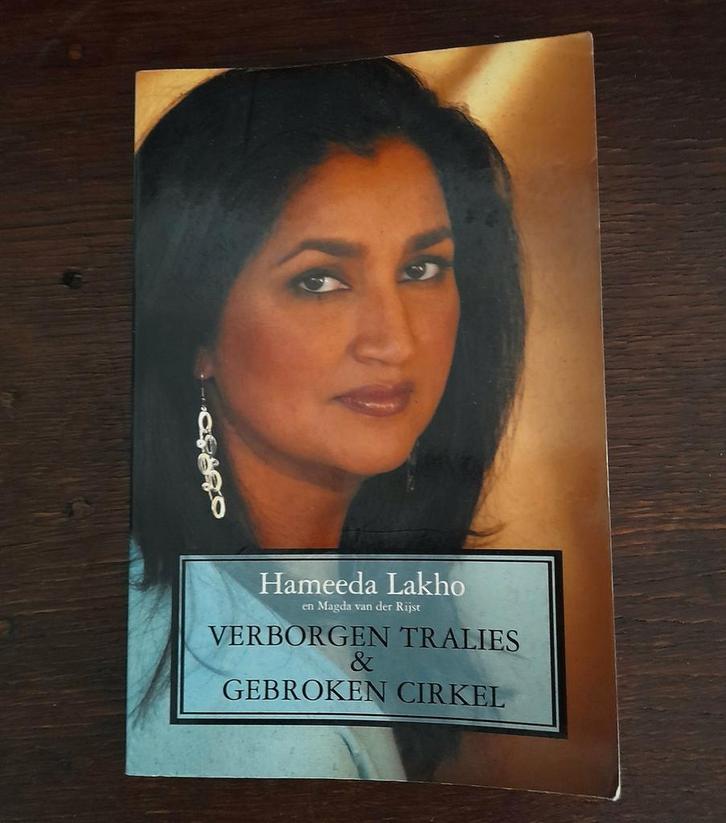 2 in 1: Hameeda Lakho Verborgen Tralies + Gebroken Cirkel, Boeken, Biografieën, Zo goed als nieuw, Ophalen of Verzenden