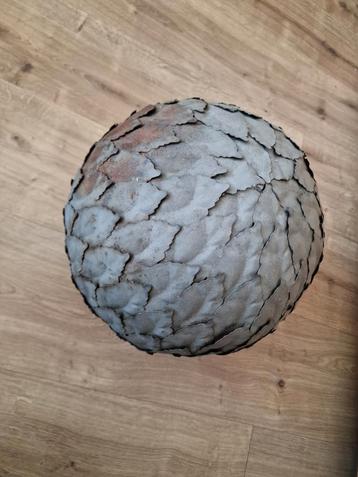 Metalen sier bol , met blaadjes decoratie . beschikbaar voor biedingen