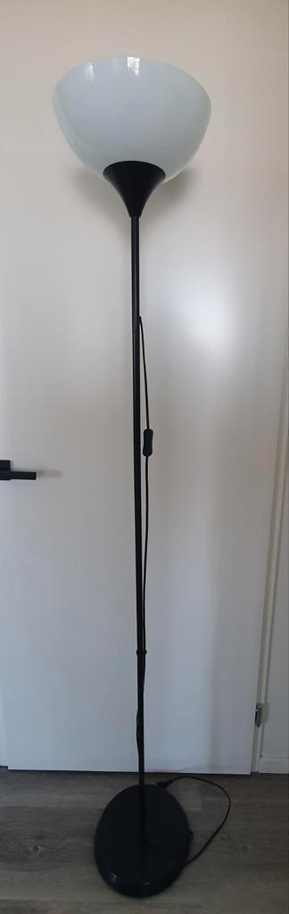 Vloerlamp beschikbaar voor biedingen