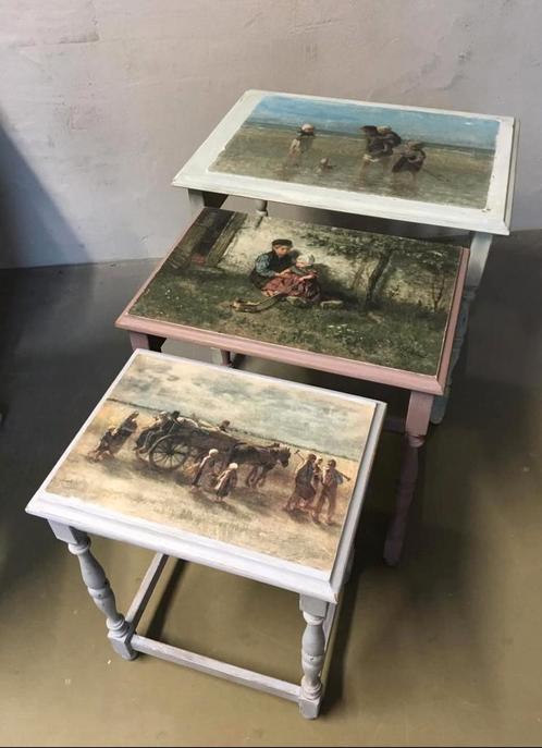 Drie vintage bijzettafeltjes met nostalgische afbeeldingen, Huis en Inrichting, Tafels | Bijzettafels, Zo goed als nieuw, Rechthoekig
