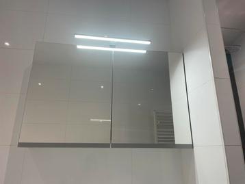 Spiegelkast met verlichting / Mirror cabinet with light beschikbaar voor biedingen