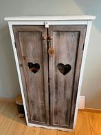 Houten kast met hartjes, Ophalen