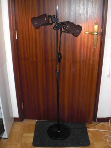 Vintage jaren 70 staande lamp bruin / zwart 2 lampen 1.32 cm beschikbaar voor biedingen