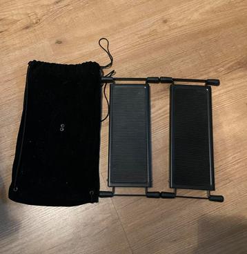 2x gitaarstandaard met opbergzakje beschikbaar voor biedingen