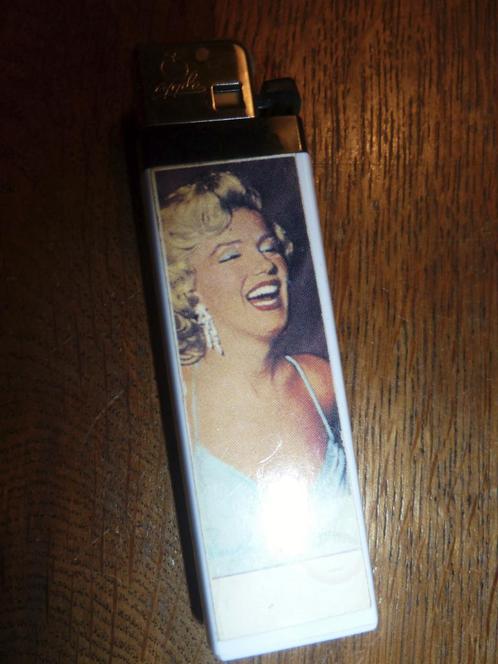 marilyn monroe lighter - 8,1x2,3cm - kleur close up -, Verzamelen, Muziek, Artiesten en Beroemdheden, Zo goed als nieuw, Ophalen of Verzenden