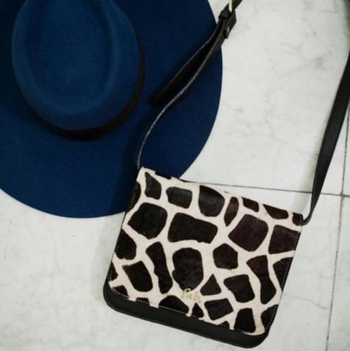 Fab by Fabienne bruin Jackie Bag giraffe print tas crossbody, Sieraden, Tassen en Uiterlijk, Tassen | Schoudertassen, Nieuw, Zwart