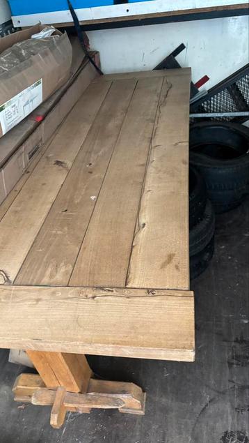 Eiken tafel zwaar uitgevoerd beschikbaar voor biedingen