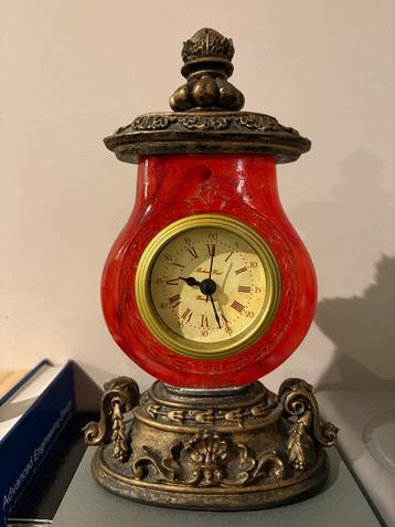 Antieke Klok Messing & Rood Glas beschikbaar voor biedingen