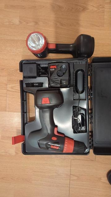 Skil accuboormachine met lamp en 2 accu's beschikbaar voor biedingen