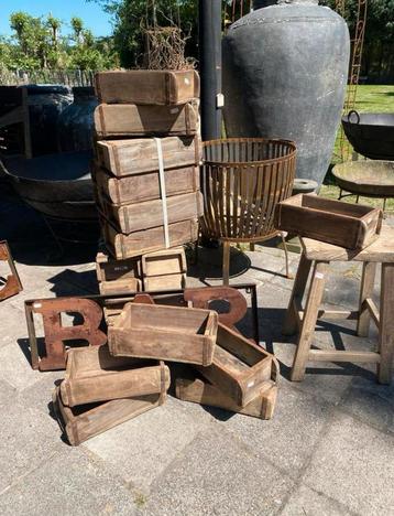 Oude steenmallen beschikbaar voor biedingen