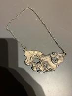 Zilverkleurige brutalist ketting met organische hanger, Sieraden, Tassen en Uiterlijk, Verzenden, Zo goed als nieuw, Zilver, Overige materialen