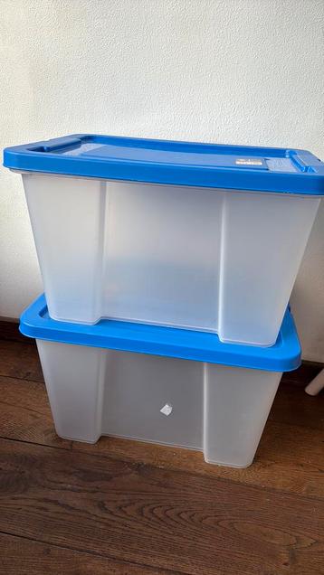 Twee kunststof opbergdozen met deksel blauw kratten beschikbaar voor biedingen