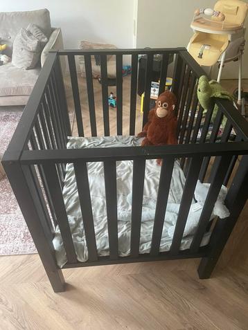 Box zwart met matras & boxkleed beschikbaar voor biedingen
