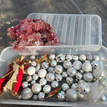 Grote plastic bak met kerstspullen beschikbaar voor biedingen