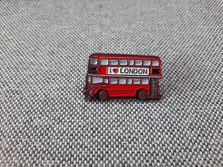1 Rode dubbeldekker bus pin met I love London te koop, Verzamelen, Speldjes, Pins en Buttons, Nieuw, Speldje of Pin, Overige onderwerpen