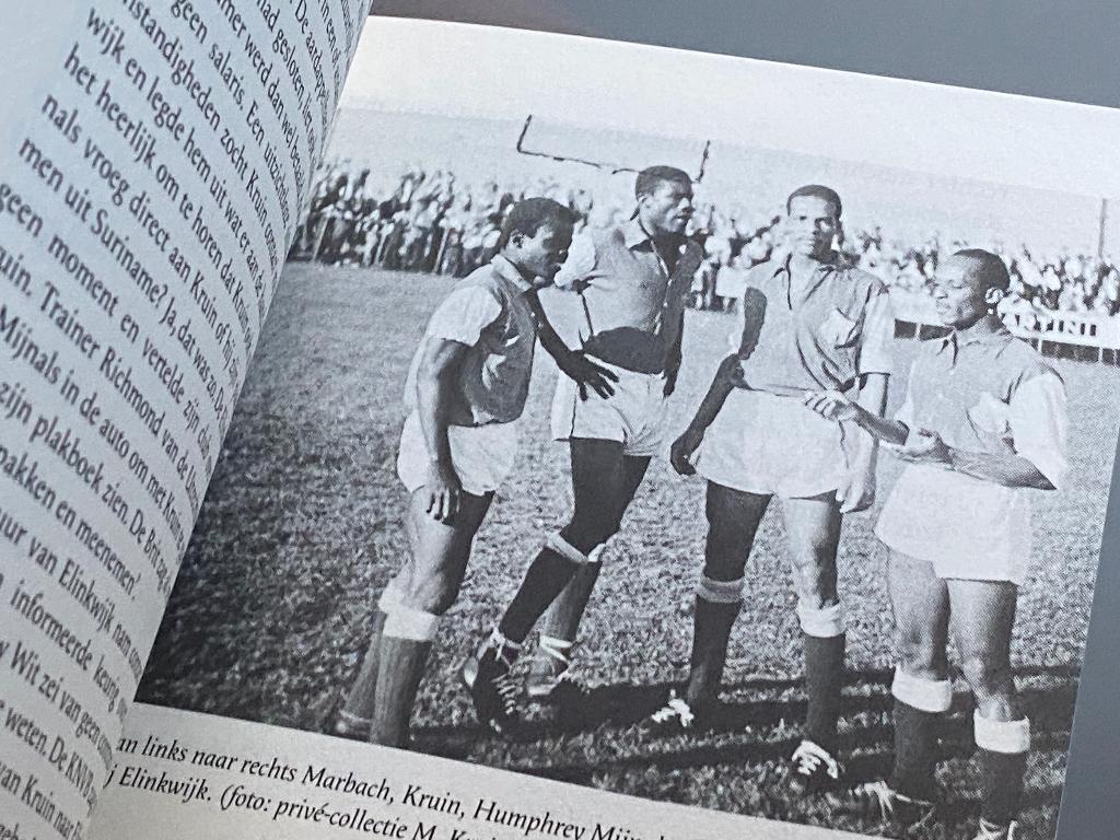 Surinaamse Legioen - Surinaamse voetballers  1954-2000, Ophalen of Verzenden, Zo goed als nieuw, Balsport