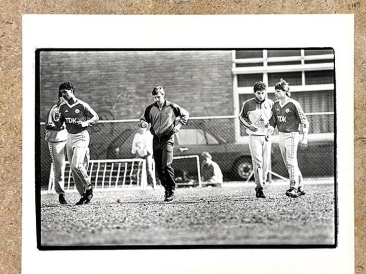 Org. zw/w foto 20x30 cm Johan Cruijff op training 25/04/1986, Verzamelen, Sportartikelen en Voetbal, Nieuw, Poster, Plaatje of Sticker