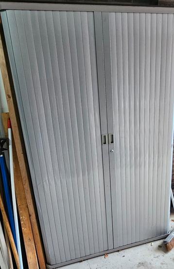 Archief roldeur kast met legplanken  beschikbaar voor biedingen
