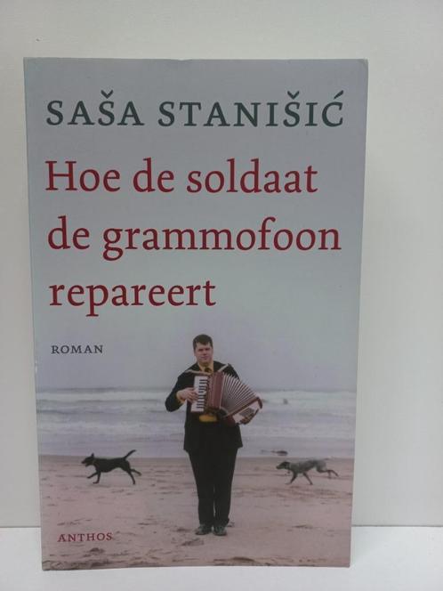 Sasa Stanisic - Hoe de soldaat de grammofoon repareert, Boeken, Oorlog en Militair, Zo goed als nieuw, Ophalen of Verzenden