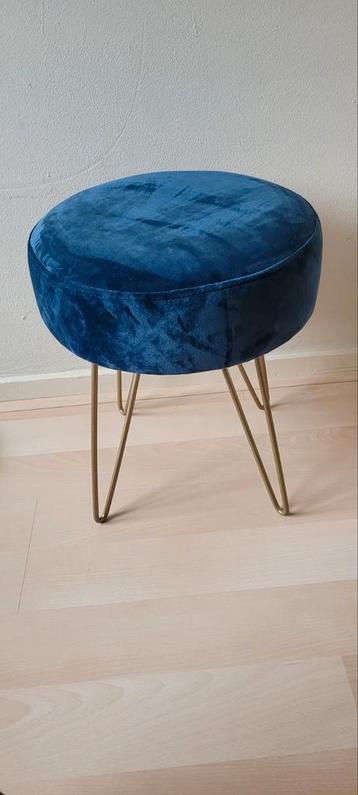 Blauw velvet krukje met gouden pootjes beschikbaar voor biedingen
