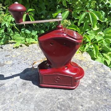 Bakeliet koffiemolen beschikbaar voor biedingen