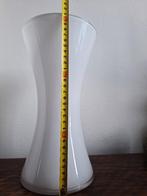 Witte opaalglazen vaas 31 cm hoog, Ophalen, Wit, Minder dan 50 cm, Glas
